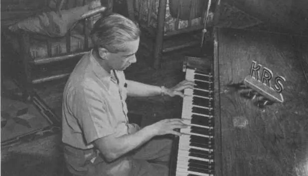 Отто Роберт Фриш в 1945 году играет на фортепиано для KRS радиостанции - фото 51