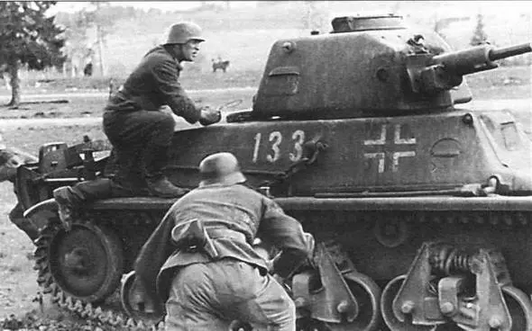 Легкий танк 38Hf во время учебных занятий в одной из частей Вермахта на - фото 36