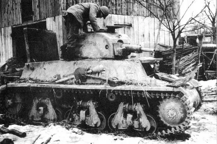 Американский солдат осматривает захваченный танк 38Hf 1944 год Машина - фото 42