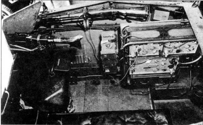 Боевое отделение машины связи SdKfz2503 с радиостанцией Fu 8 Пулемет MG 34 - фото 17