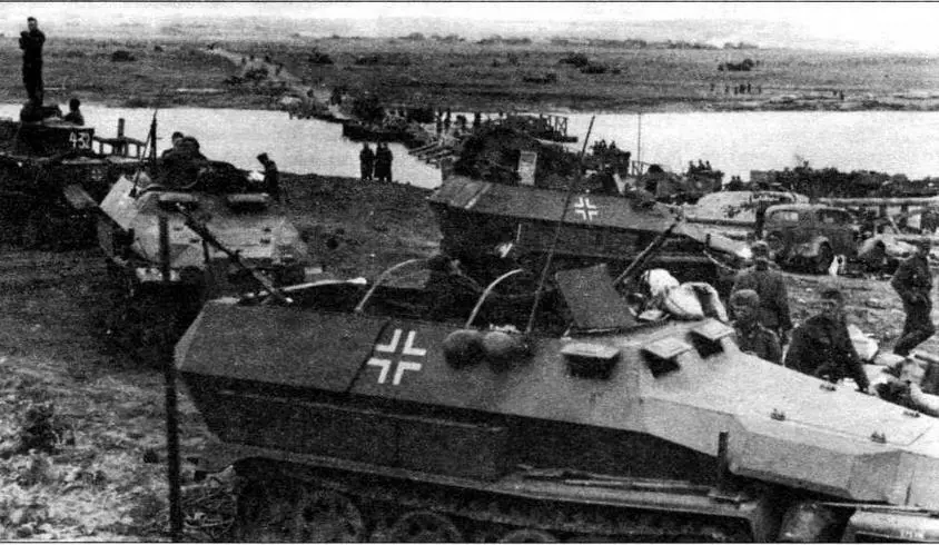 Бронетранспортеры SdKfz251 AusfC 24й танковой дивизии на переправе - фото 46