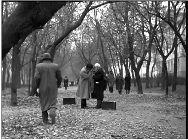 Рис 11 Двое бывших заключенных ГУЛАГа узнают друг друга по одинаковым - фото 2