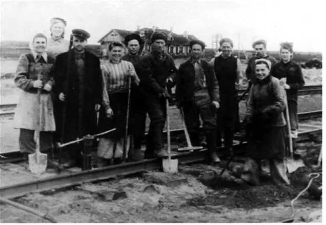 Рис 12 Заключенные и вольнонаемные работники на месте строительства железной - фото 3