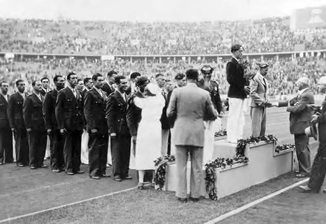Церемония награждения Бобби Мок на подиуме В полицейской академии они нашли - фото 38