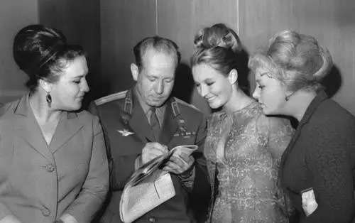 Слева направо Нонна Мордюкова Алексей Леонов Марина Влади Алла Ларионова - фото 109