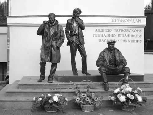 Памятник вгиковцам Тарковскому Шпаликову и Шукшину Летом девушка приняла - фото 21
