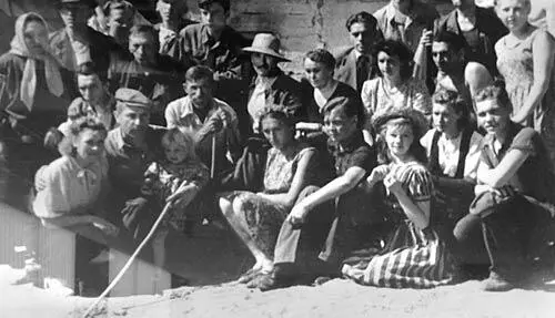 На съемочной площадке фильма Молодая гвардия 1947 г У фильма был - фото 30