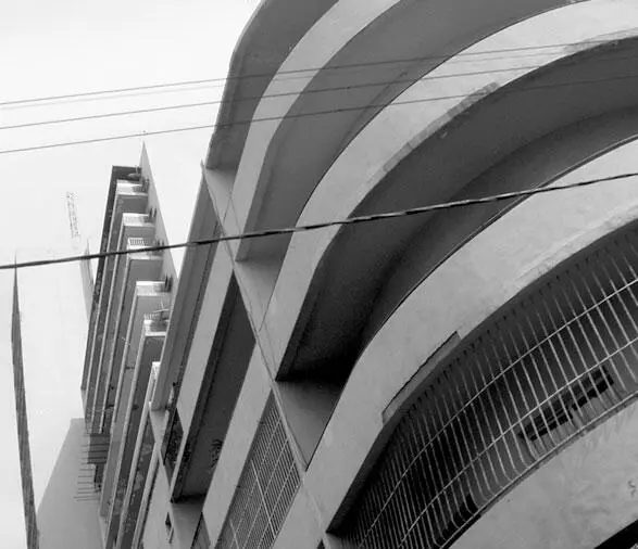 Ил 95 Архитектура интернационального стиля в Дакаре Сенегал 2002 Фото - фото 95
