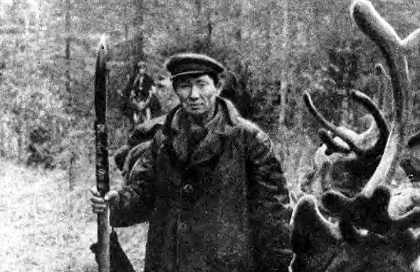 Вооруженный пальмой Андрей Джонкоуль ведет караван Промывка почвенной пробы - фото 18