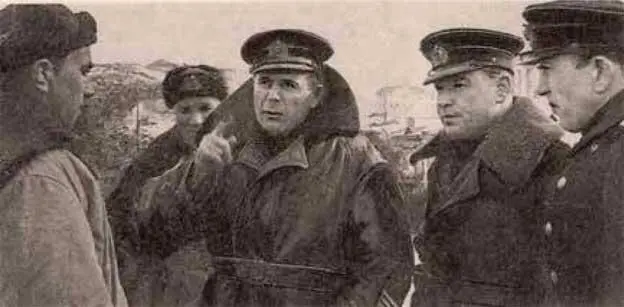 Командующий Северным флотом вицеадмирал А Г Головко встречает подводников - фото 2