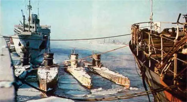 Немецкие подводные лодки типов VIIC и IXA в Готенхафене 1942 г 20 июля 1941 - фото 6