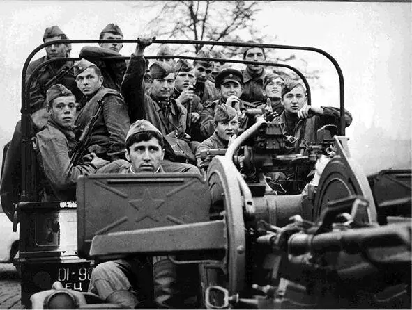 Советские солдаты в ЧССР Конец августа 1968 года Национальный архив Чешской - фото 1