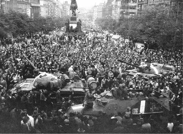 Советские танки на Вацлавской площади Прага август 1968 года Национальный - фото 9