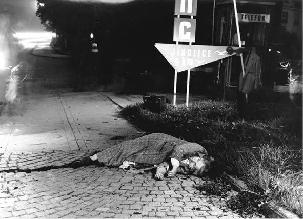 Одна из гражданских жертв вторжения Йичин август 1968 года Архив служб - фото 10