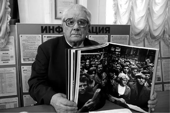 ПД Косенко рассматривает фотоальбом Йозефа Коуделки Вторжение 1968 Москва - фото 12