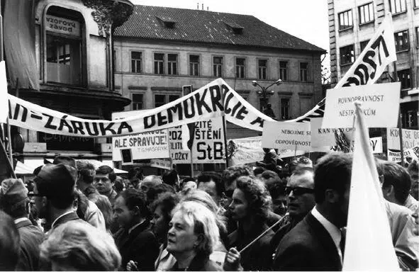 Первое мая в Праге 1968 год Из личного архива ВП Лукина И кто же это - фото 15