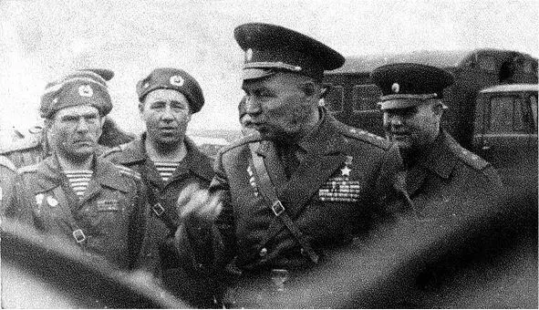 Командующий ВДВ генерал армии ВФ Маргелов в расположении 7й дивизии ВДВ - фото 22