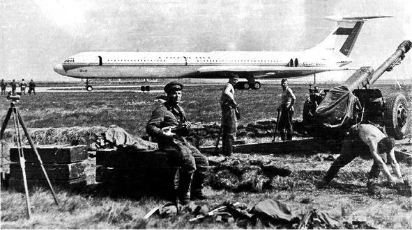 Советские десантники на пражском аэродроме Рузине Август 1968 года Из - фото 26
