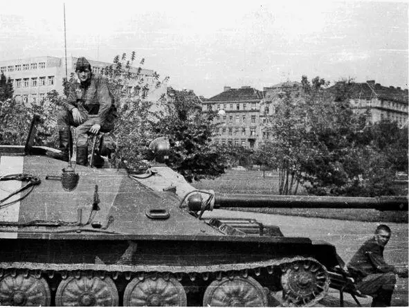 Советские десантники в центре Праги Август 1968 года Из личного архива БВ - фото 27