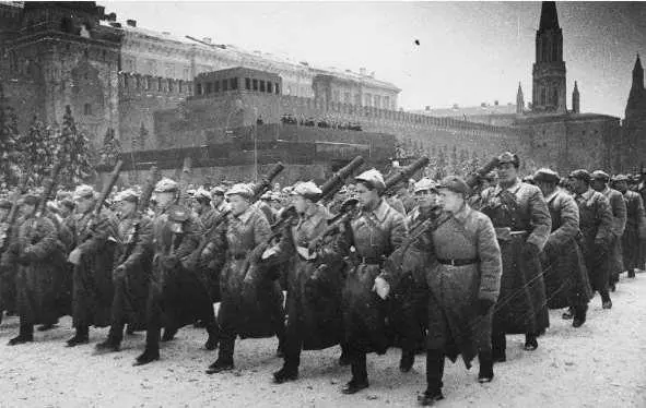 Парад утром 7го ноября 1941 года В целях секретности мероприятия работников - фото 16