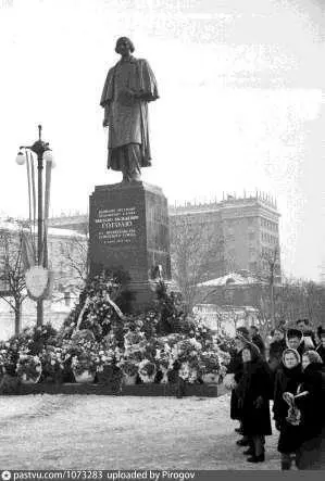 Открытие памятника Н В Гоголю 1952 г На бульваре мы часто играли в - фото 19