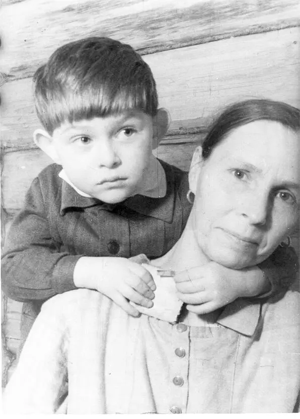 С няней Полей 1936 год Мелькают в моей памяти мальчишки мои друзья да - фото 3