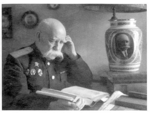 Александр Васильевич Ливеровский в своем кабинете 20 декабря 1951 г газета - фото 9
