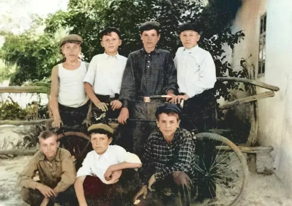 Молодежь 1939 года рождения Фото Ивана Иванова Паспорта выдавали только тем - фото 35