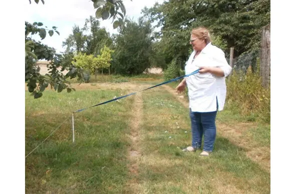 Сделайте шаг к линии наполовину повернувшись к ней и возьмитесь за нее - фото 9