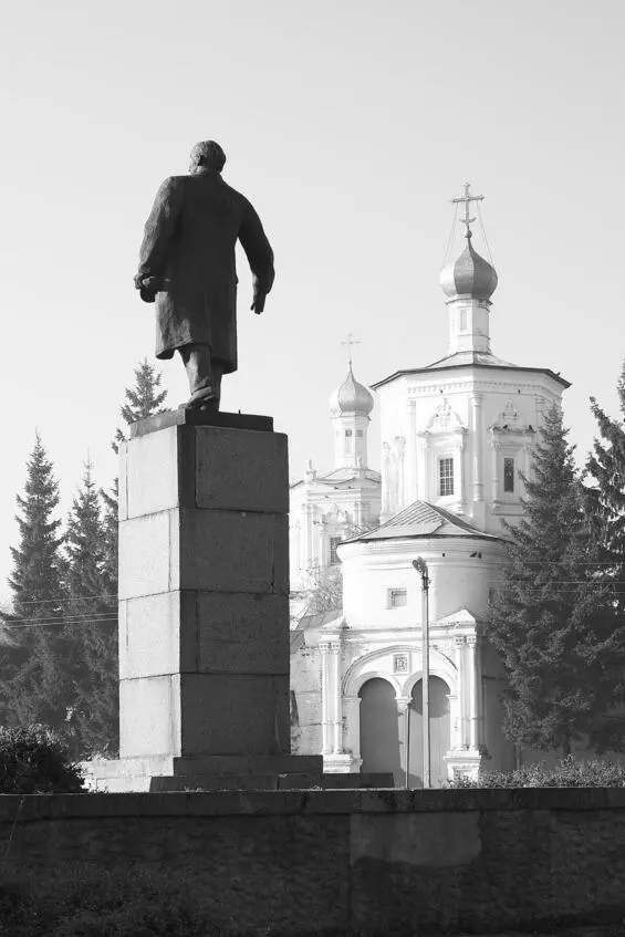 Памятник Ленину у ворот Солотчинского монастыря Надвратная церковь - фото 46
