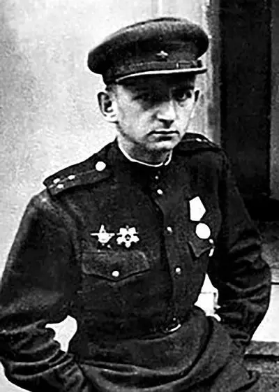 Я окончил 10 классов русской школы с отличием и в 1939 году поступил на первый - фото 5