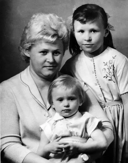 Валентина Локтева с дочерьми Ириной и Натальей накануне отъезда семьи в - фото 25