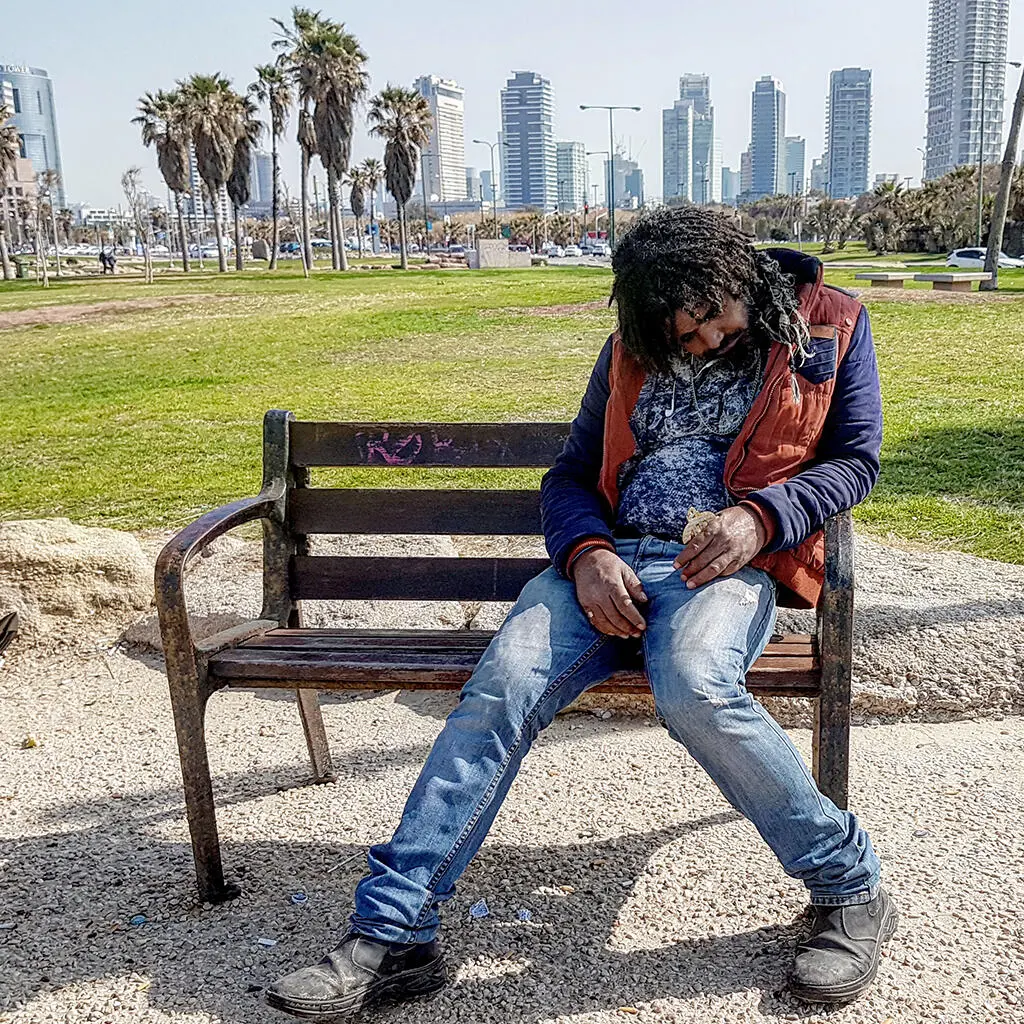 ТельАвив 2018г Отдыхает Мордехай Парень спит после бурного празднования - фото 2