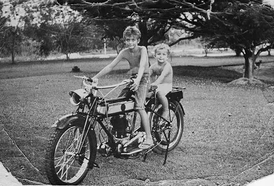Дэвид с братом Кристианом на отцовском мотоцикле Triumph 1917 года Ипох - фото 4
