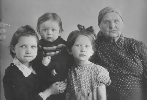 Бабушка Татьяна с тремя внучками Нашу родную кровную бабушку звали Анна - фото 3