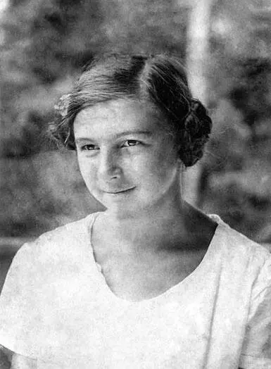Мама ААЗ Т К Крапивина 1926 год Между этими двумя семьями московской и - фото 4