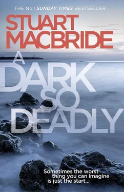 Stuart MacBride A Dark So Deadly обложка книги