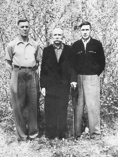 Иван Васильевич Добронравин в центре Фотография из архива Добронравиной - фото 41