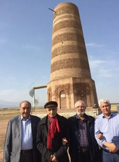 Burana minarəsi qarşısında soldan Əli Şamil Nail Tan Sabri Koz Muxtar - фото 7