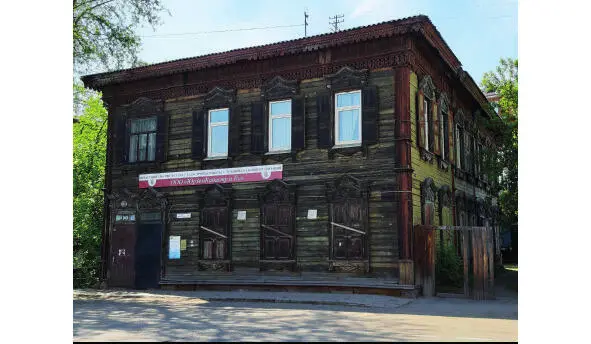 House of Lavrentiev Behind it is Ivanovs mansion painted in red lead with an - фото 108