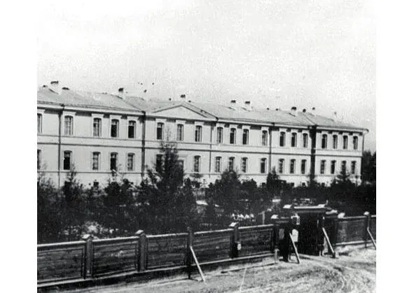 Military hospital complex Now we turn right and go down Kirenskaya Street to - фото 141