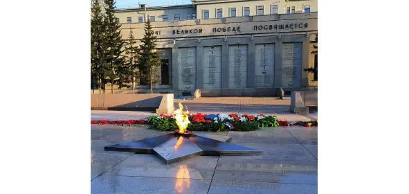 Memorial of the Eternal Flame and the plates with the names of Heroes Around - фото 25