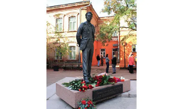 Monument to the first modern governor of Irkutsk YA Nozhikov Continuing along - фото 88