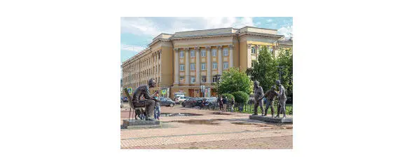 Monument to the famous film director LI Gaidai Sverdlov Street Well and we - фото 95