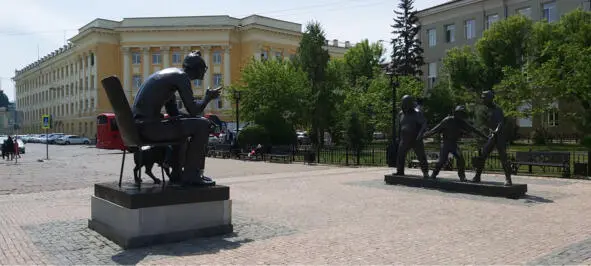 Памятник кинорежиссёру Л И Гайдаю в Иркутске Давайте спустимся вниз по улице - фото 51