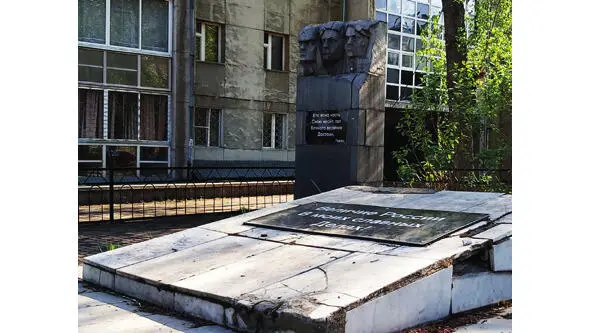 Мемориальный комплекс на месте братской могилы участников восстания против - фото 52
