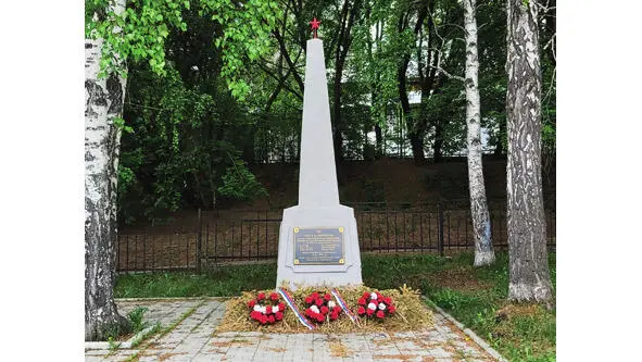 Памятник И С Постоловскому и его боевым товарищам Слева на холме высится - фото 71