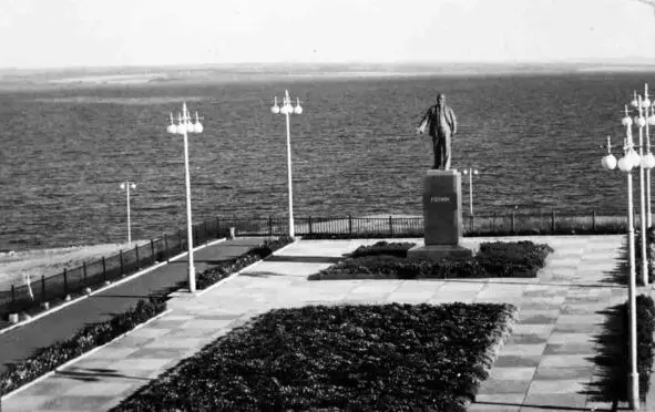 Памятник В И Ленину на Иркутской ГЭС В конце плотины замер на бетонном ложе - фото 98