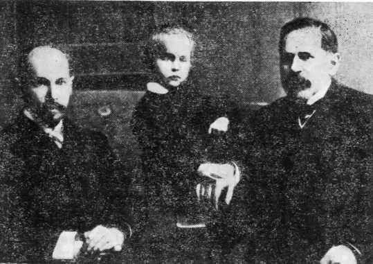 Н А Васильев с отцом и сыном Лето 1918 г было тревожным К Казани - фото 14