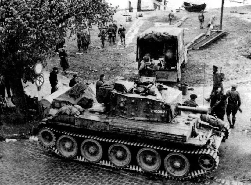 Крейсерский танк Cromwell VI в освобожденном французском городе Июнь 1944 года - фото 46